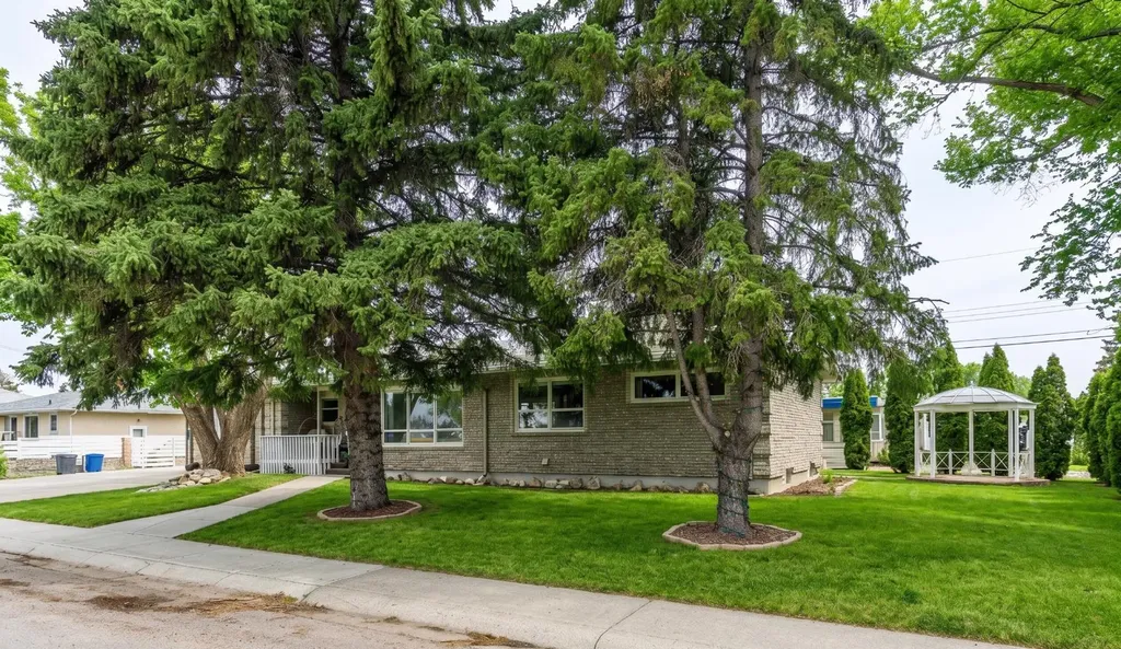 890 Hargrave Way NW Medicine Hat AB T1A 6Y9