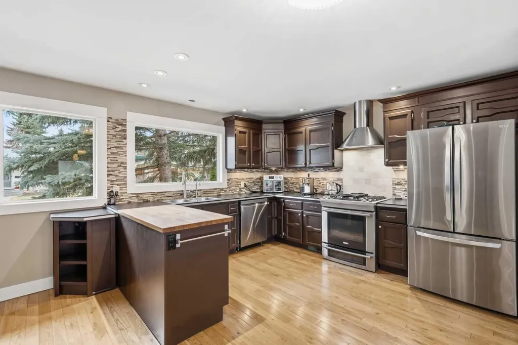 3308 Lakeside Crescent SW Calgary AB T3E 6A6