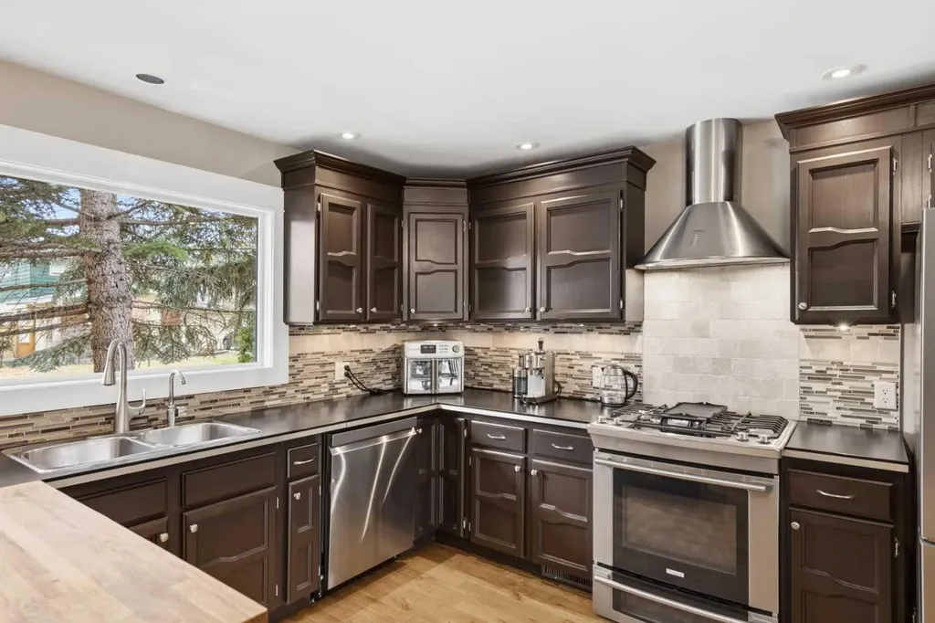 3308 Lakeside Crescent SW Calgary AB T3E 6A6