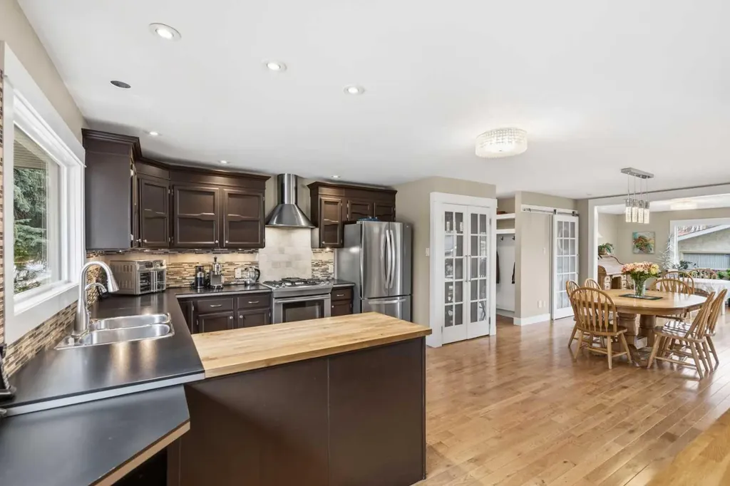 3308 Lakeside Crescent SW Calgary AB T3E 6A6