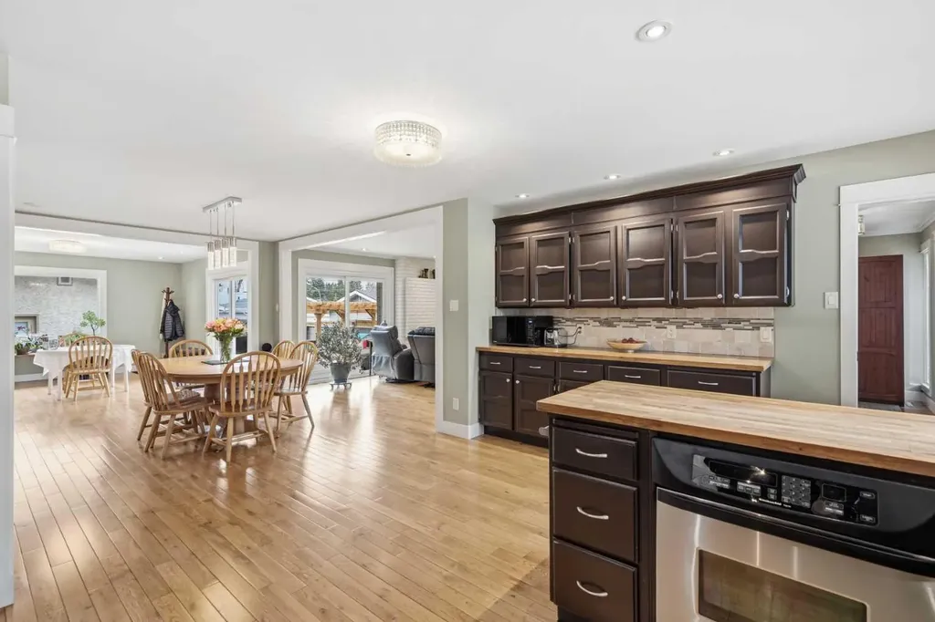 3308 Lakeside Crescent SW Calgary AB T3E 6A6