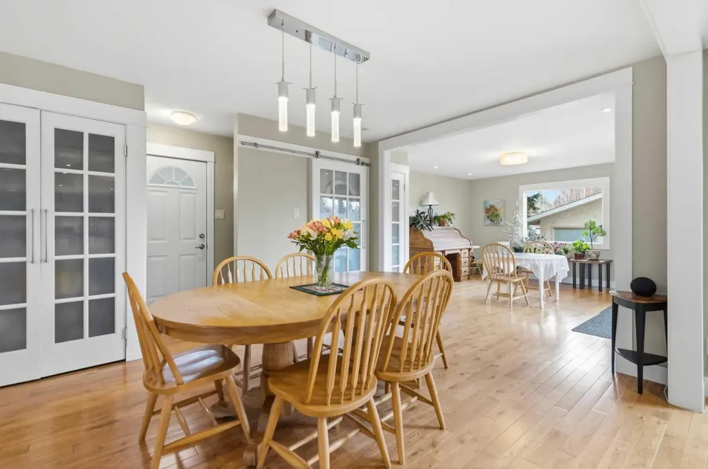 3308 Lakeside Crescent SW Calgary AB T3E 6A6