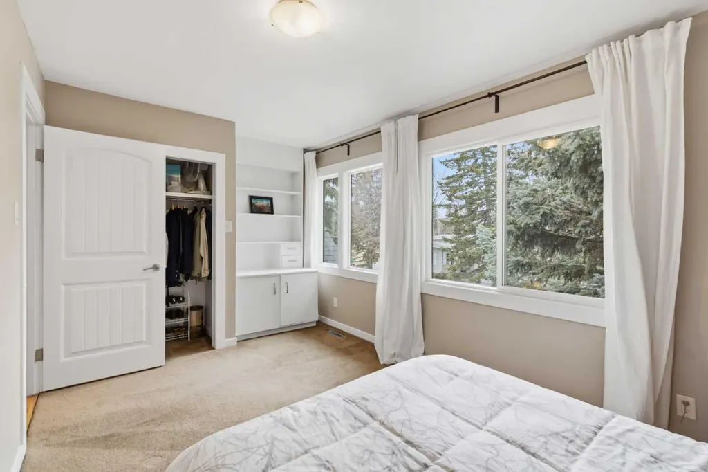 3308 Lakeside Crescent SW Calgary AB T3E 6A6