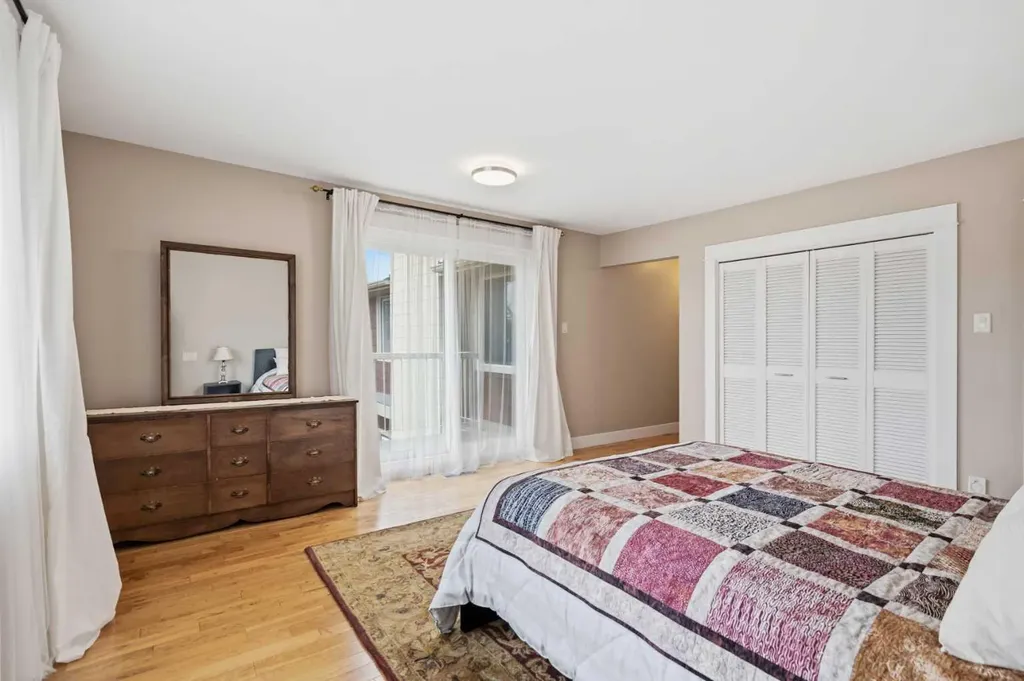 3308 Lakeside Crescent SW Calgary AB T3E 6A6