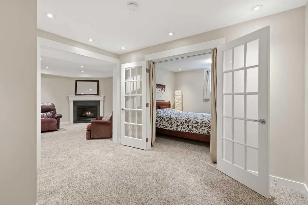 3308 Lakeside Crescent SW Calgary AB T3E 6A6
