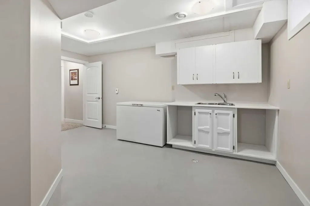 3308 Lakeside Crescent SW Calgary AB T3E 6A6