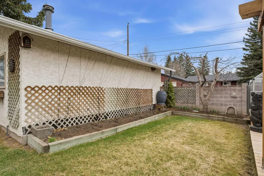 3308 Lakeside Crescent SW Calgary AB T3E 6A6
