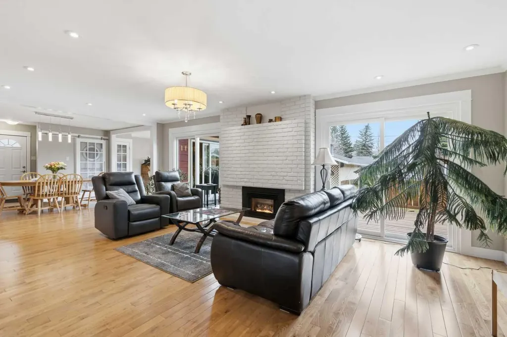 3308 Lakeside Crescent SW Calgary AB T3E 6A6