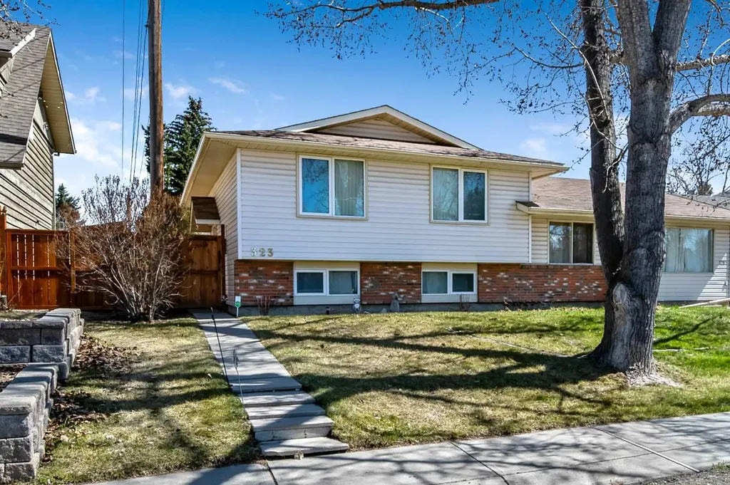 323 Woodvale Crescent SW Calgary AB T2W 3L3