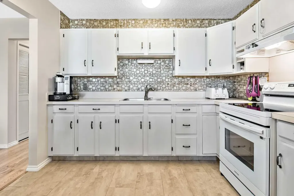 323 Woodvale Crescent SW Calgary AB T2W 3L3
