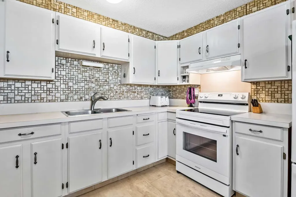 323 Woodvale Crescent SW Calgary AB T2W 3L3