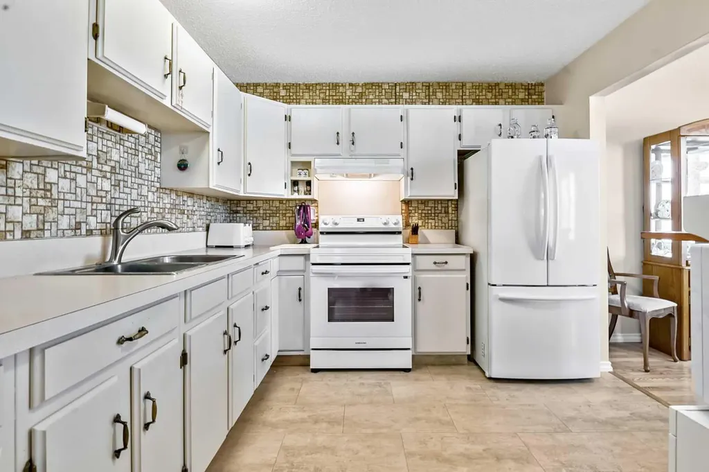 323 Woodvale Crescent SW Calgary AB T2W 3L3