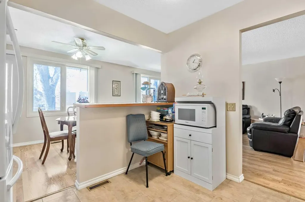 323 Woodvale Crescent SW Calgary AB T2W 3L3