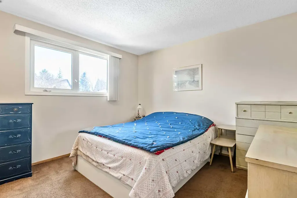 323 Woodvale Crescent SW Calgary AB T2W 3L3