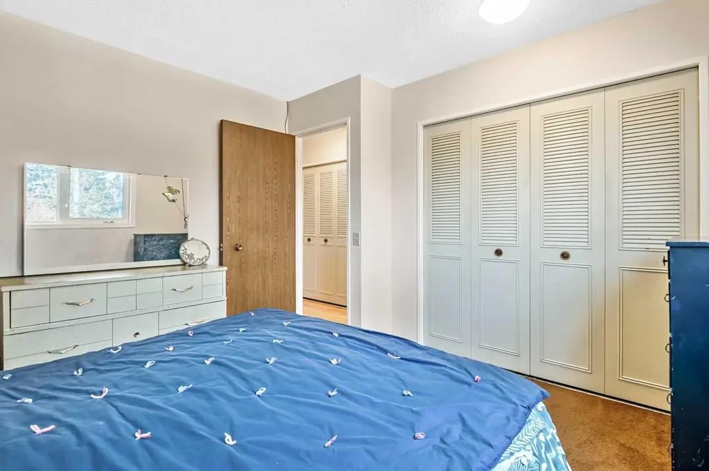323 Woodvale Crescent SW Calgary AB T2W 3L3