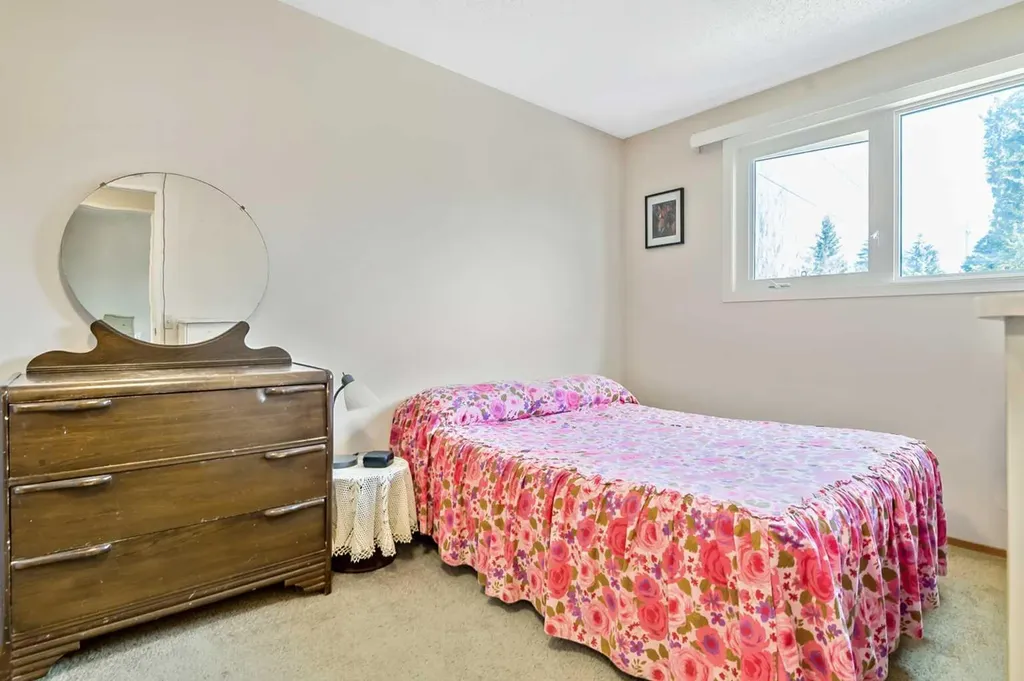 323 Woodvale Crescent SW Calgary AB T2W 3L3