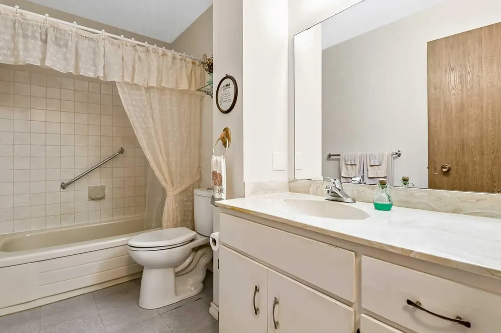 323 Woodvale Crescent SW Calgary AB T2W 3L3