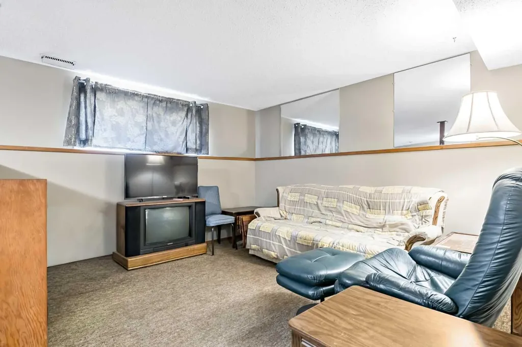 323 Woodvale Crescent SW Calgary AB T2W 3L3
