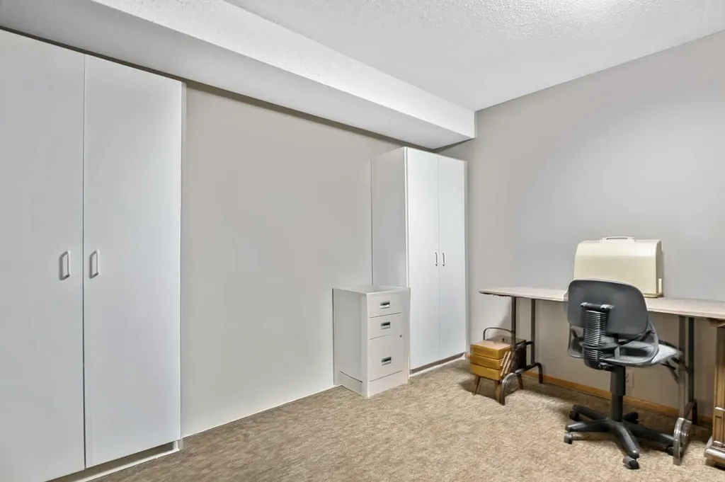 323 Woodvale Crescent SW Calgary AB T2W 3L3