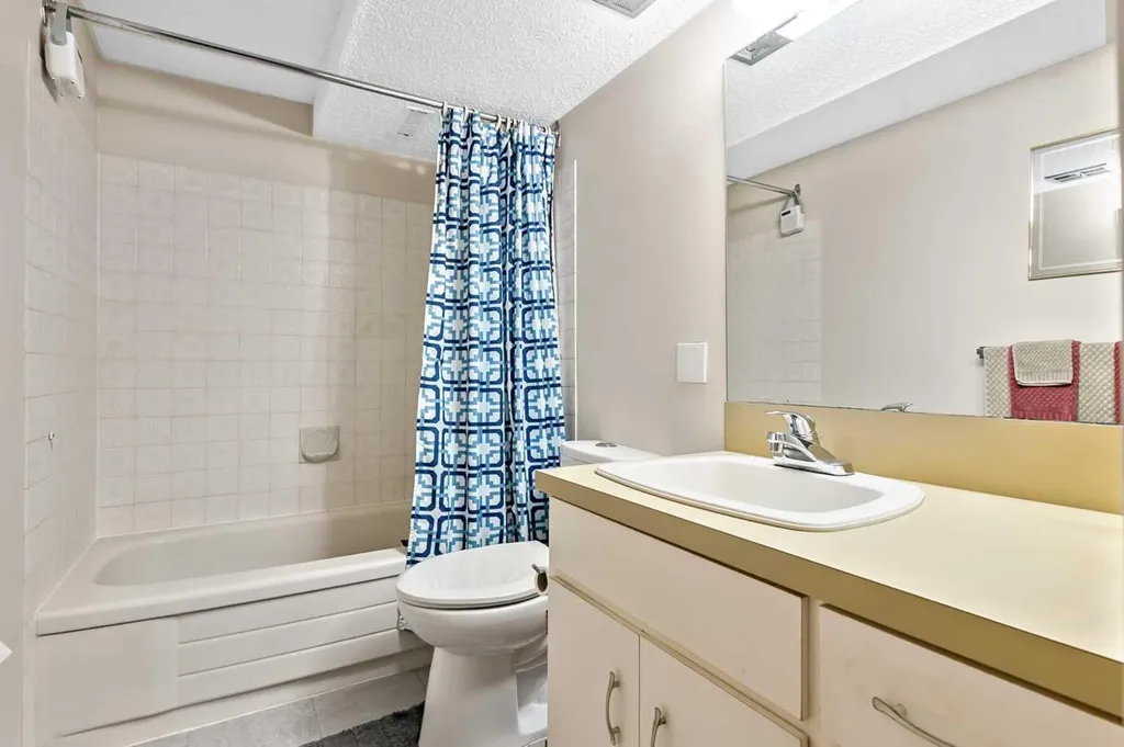 323 Woodvale Crescent SW Calgary AB T2W 3L3