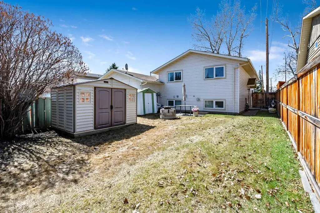 323 Woodvale Crescent SW Calgary AB T2W 3L3