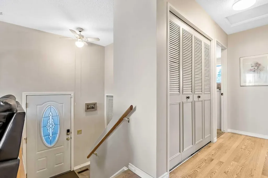 323 Woodvale Crescent SW Calgary AB T2W 3L3