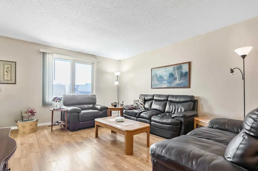 323 Woodvale Crescent SW Calgary AB T2W 3L3
