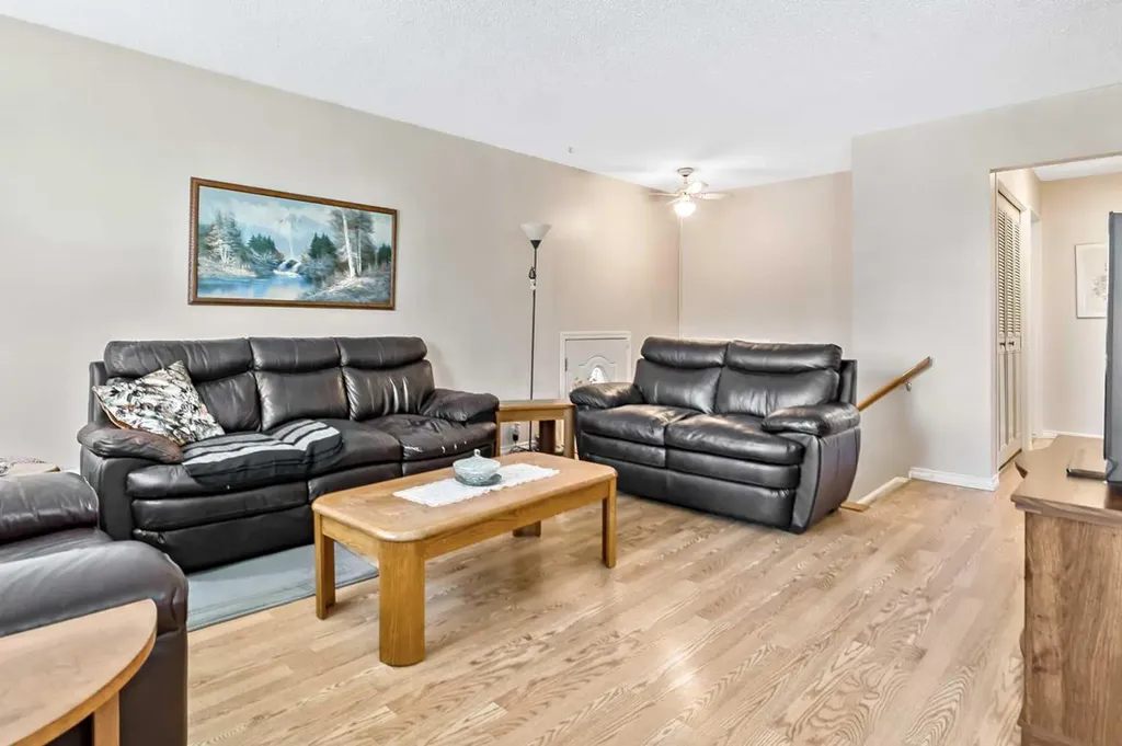323 Woodvale Crescent SW Calgary AB T2W 3L3