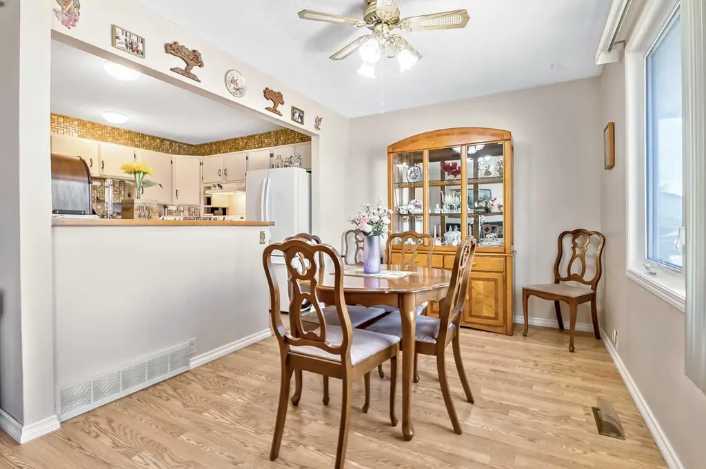323 Woodvale Crescent SW Calgary AB T2W 3L3