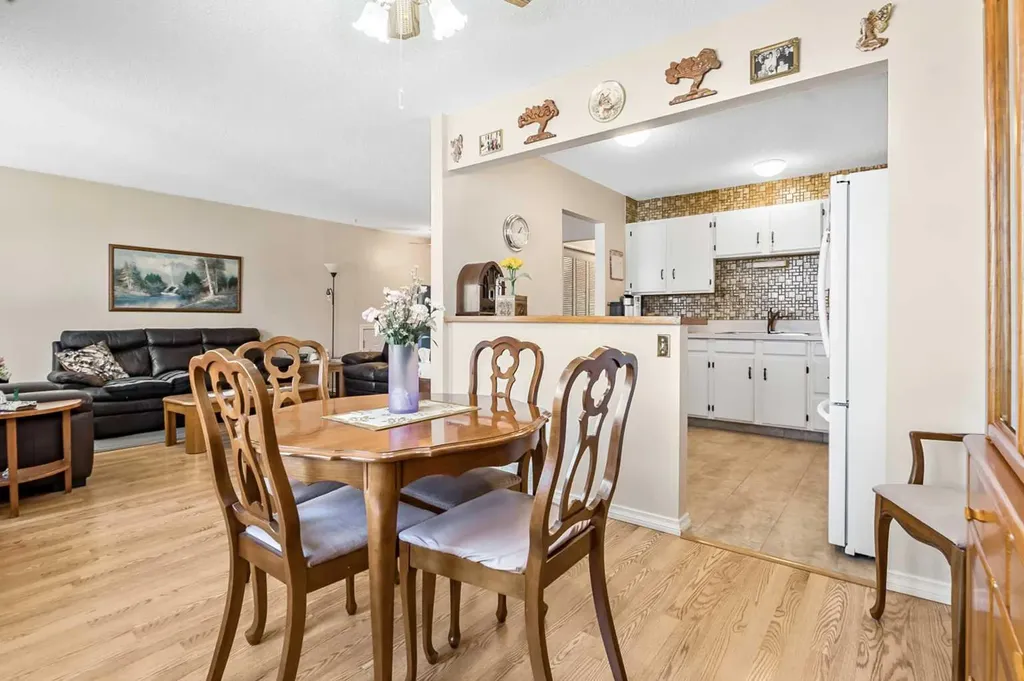 323 Woodvale Crescent SW Calgary AB T2W 3L3