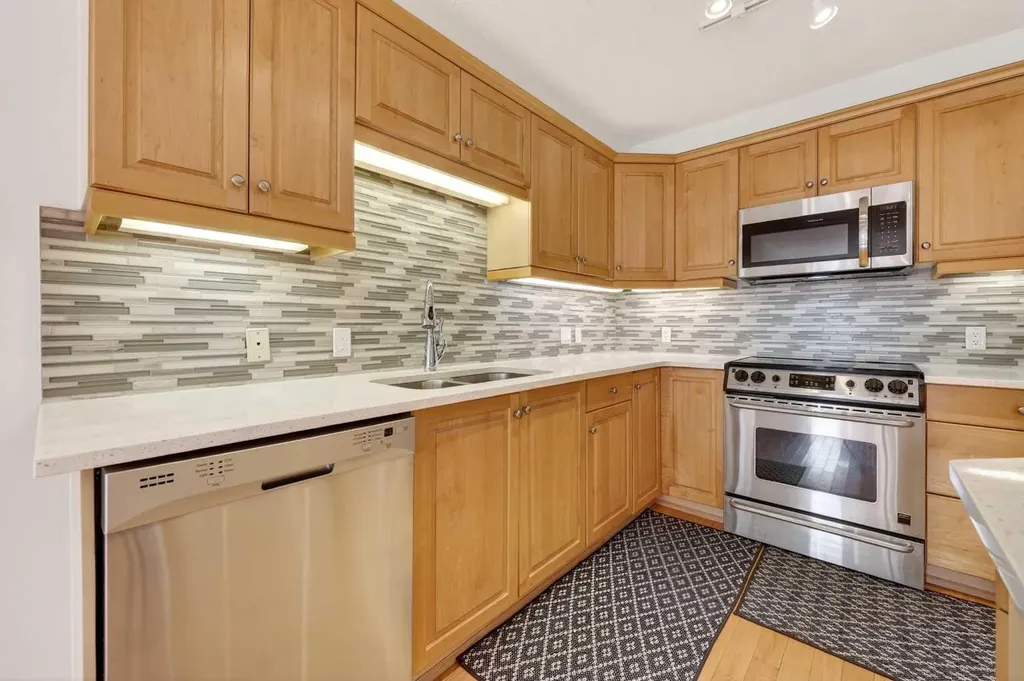 630 10 Street NW Calgary AB T2N 1W3