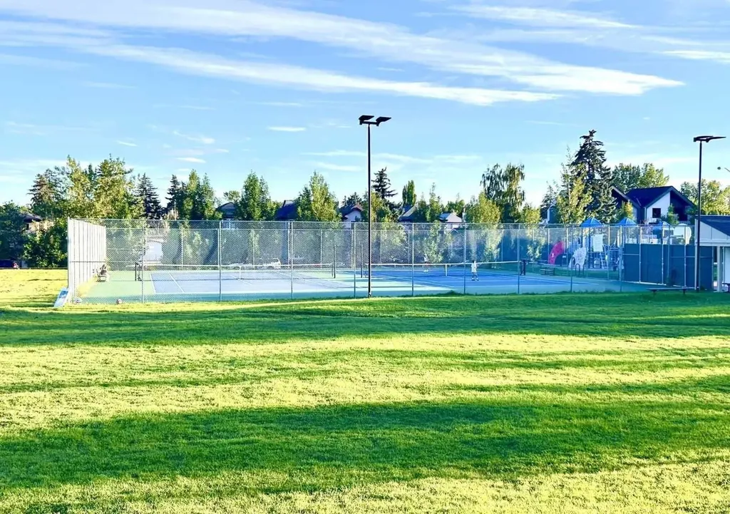 617 56 Avenue SW Calgary AB T2V 0G9