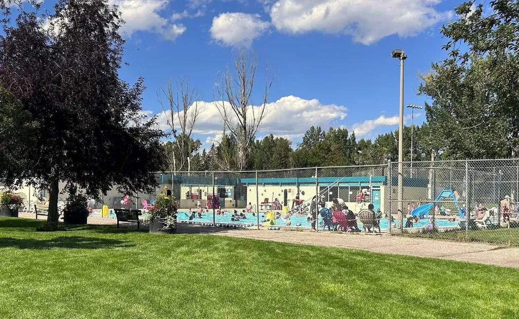 617 56 Avenue SW Calgary AB T2V 0G9