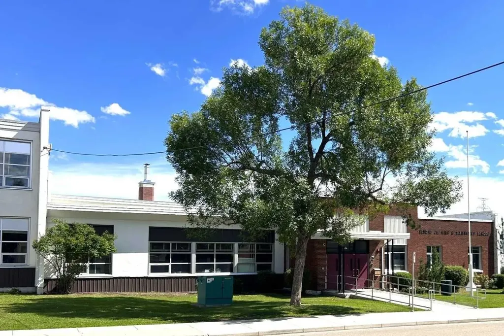 617 56 Avenue SW Calgary AB T2V 0G9