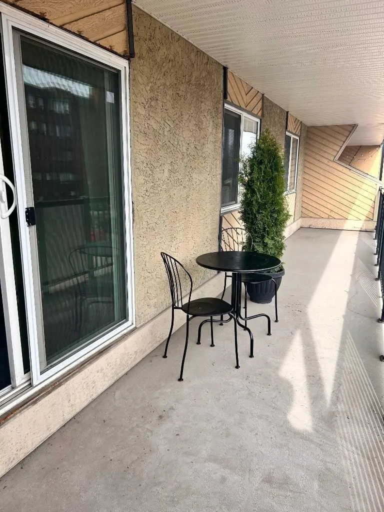 617 56 Avenue SW Calgary AB T2V 0G9
