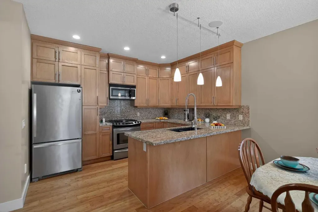 523 34 Street NW Calgary AB T2N 2X8