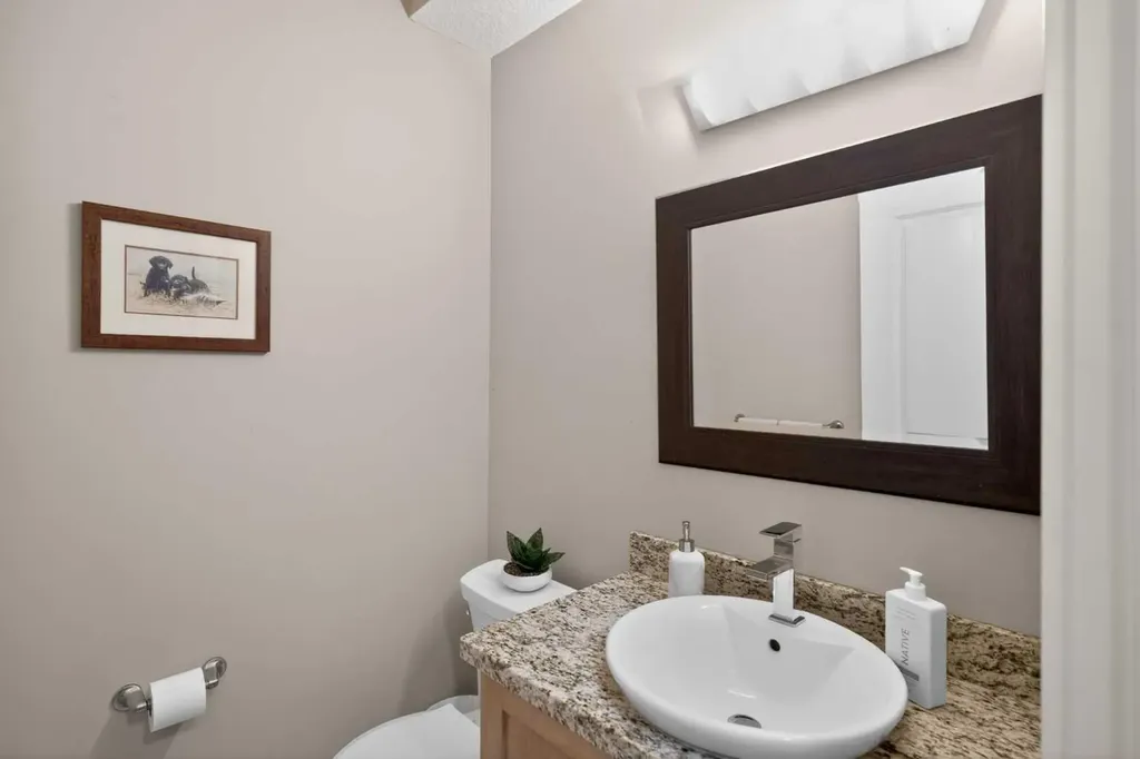 523 34 Street NW Calgary AB T2N 2X8