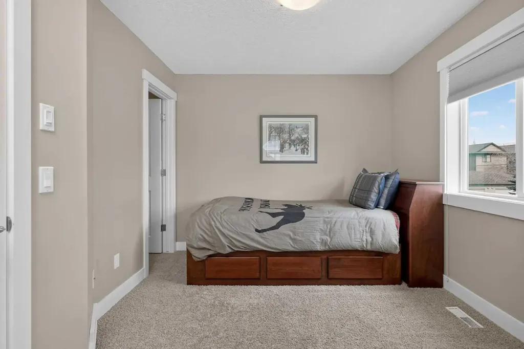 523 34 Street NW Calgary AB T2N 2X8