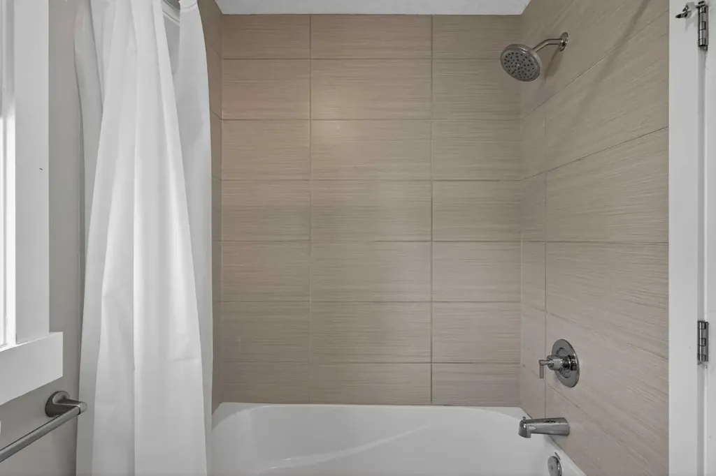 523 34 Street NW Calgary AB T2N 2X8