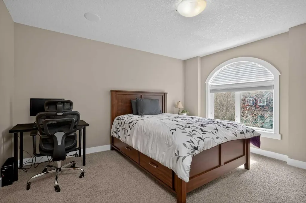 523 34 Street NW Calgary AB T2N 2X8