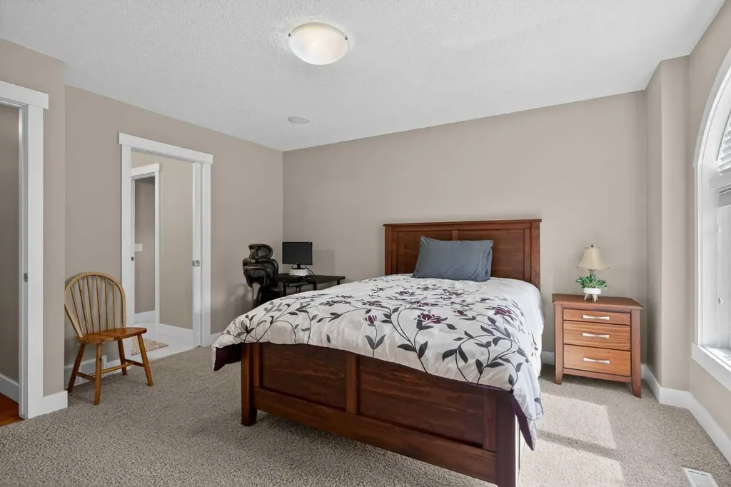 523 34 Street NW Calgary AB T2N 2X8