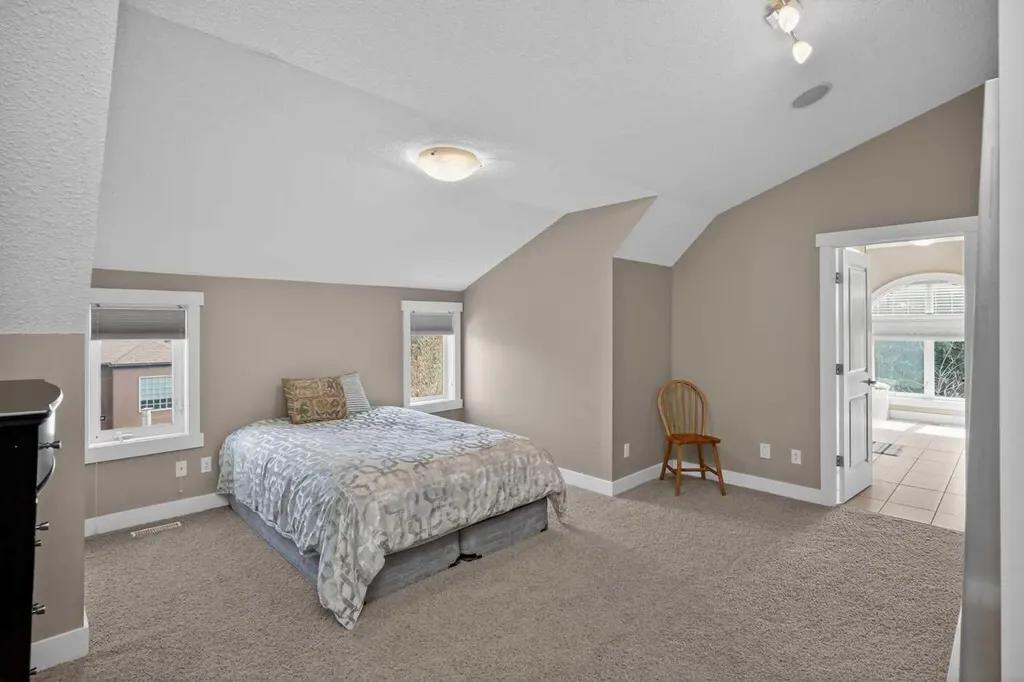 523 34 Street NW Calgary AB T2N 2X8