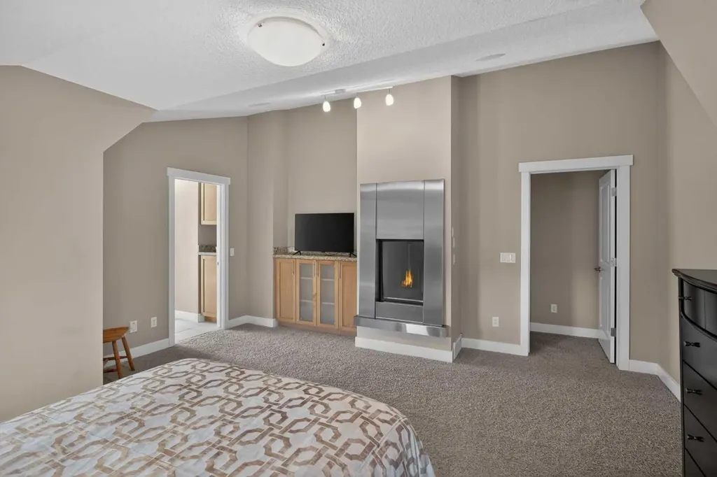 523 34 Street NW Calgary AB T2N 2X8