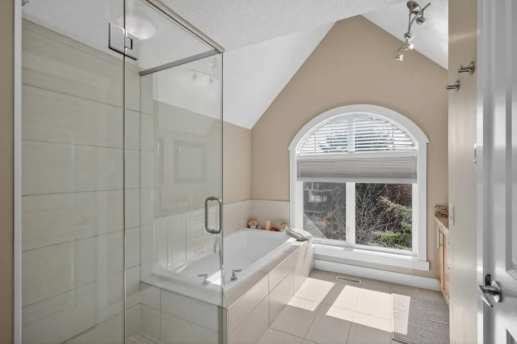 523 34 Street NW Calgary AB T2N 2X8
