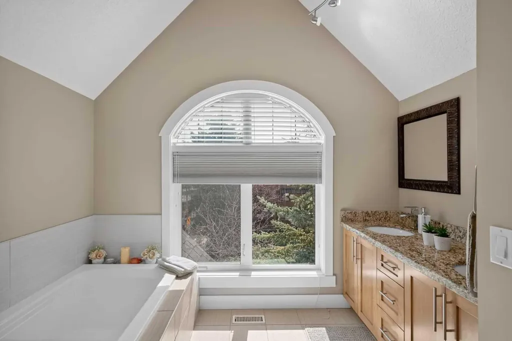523 34 Street NW Calgary AB T2N 2X8