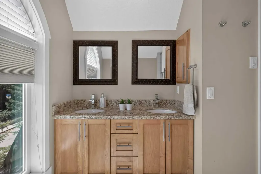 523 34 Street NW Calgary AB T2N 2X8