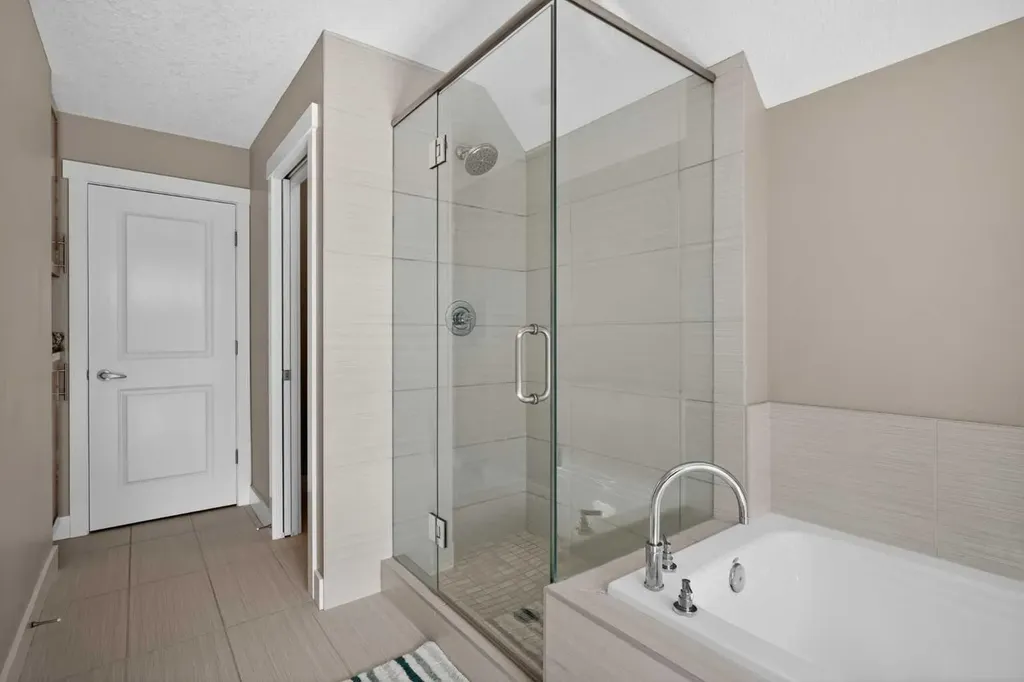 523 34 Street NW Calgary AB T2N 2X8