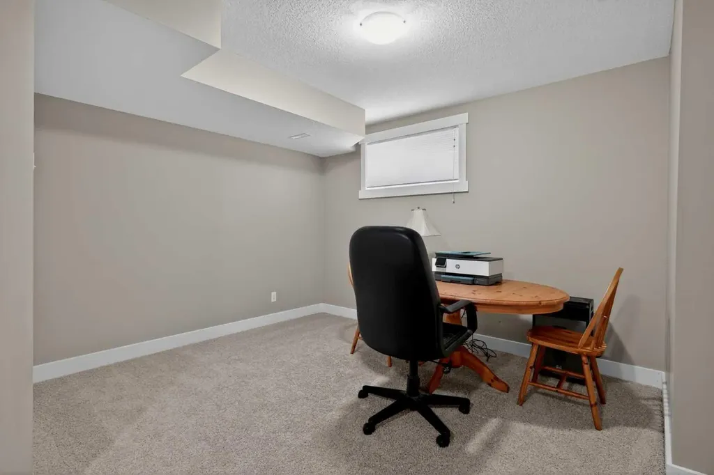523 34 Street NW Calgary AB T2N 2X8