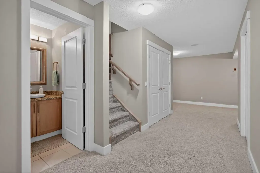 523 34 Street NW Calgary AB T2N 2X8