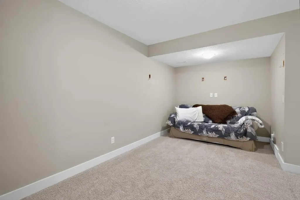 523 34 Street NW Calgary AB T2N 2X8